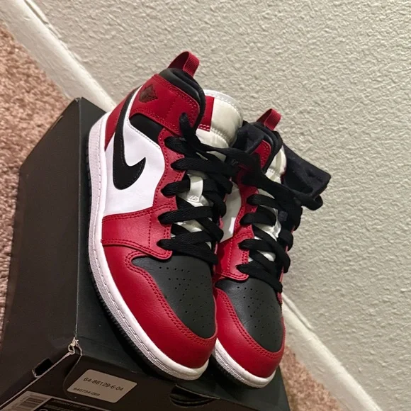 Jordan 1 Mid Chicago Toe